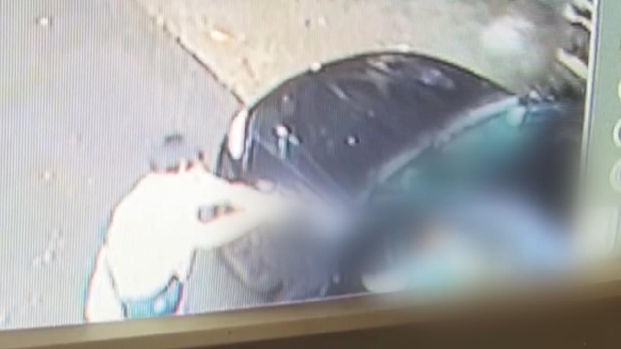 台中東區警力荷槍十幾人圍一車　場面驚險如拍警匪片