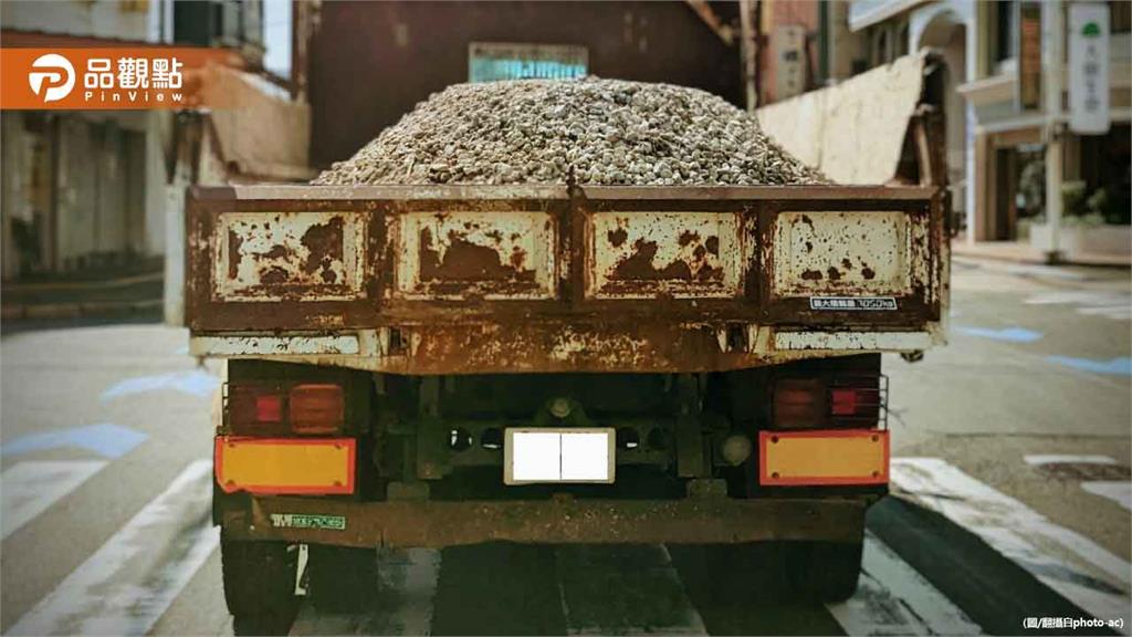 基隆砂石車滲漏害機車打滑!駕駛遭逮