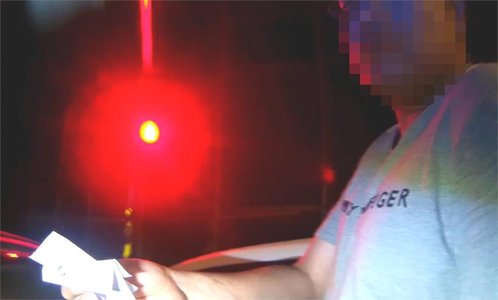 停紅燈越線引巡警注意　下車瞬間口袋掉出這物GG了
