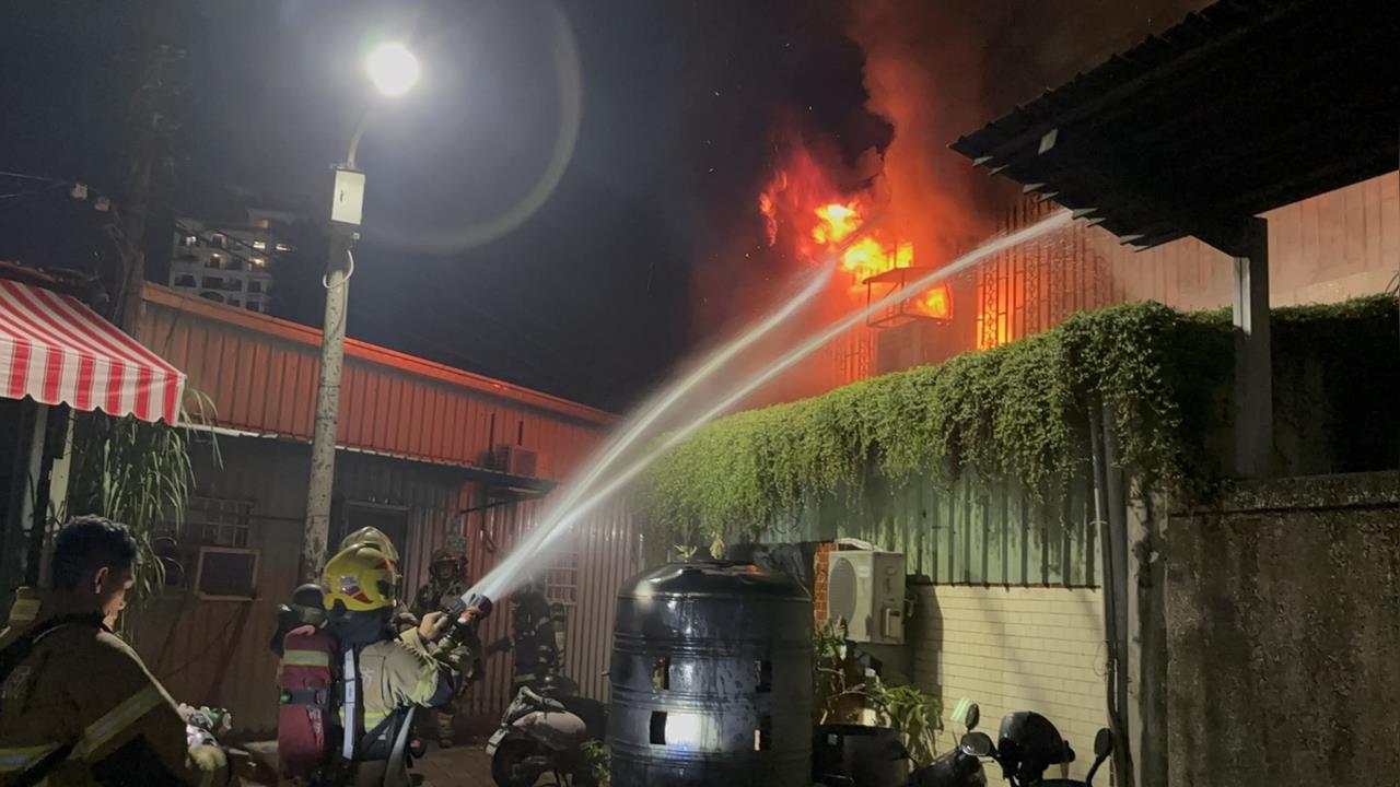 快新聞／台南市區民宅暗夜！警消救出5人　尋獲1具女性焦屍