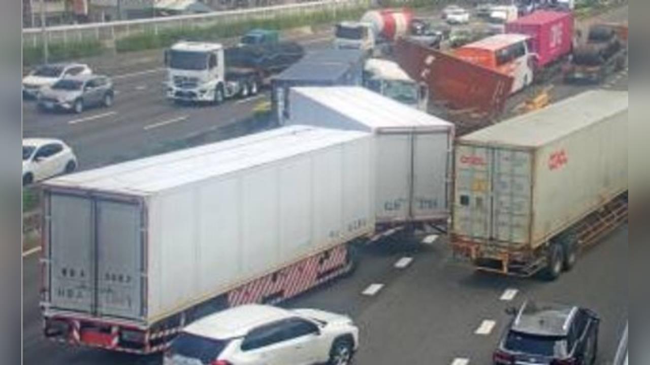 快新聞／國1北上368.7K瑞隆段車禍！6大車追撞釀回堵　現場凌亂畫面曝