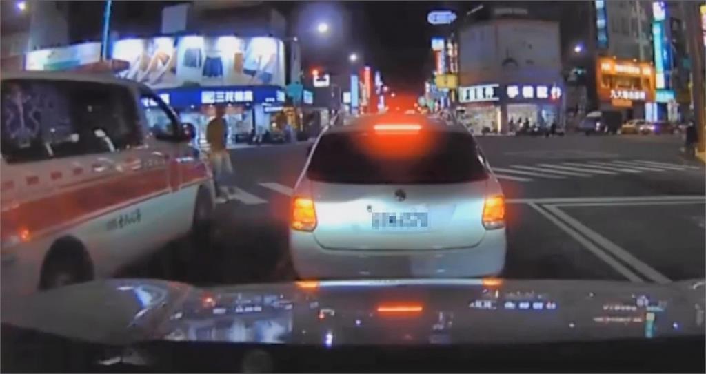 行人帝王再現？無視救護車鳴笛　肉身擋車回頭嗆聲比「不雅手勢」