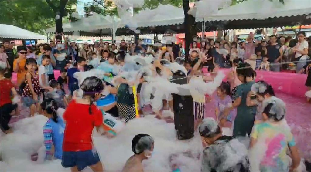 超消暑！夏日泡泡趴嗨翻天　500支水槍童心大爆發