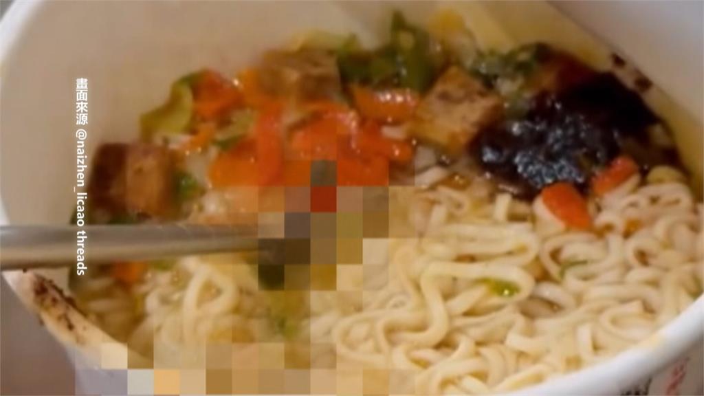 噁心！知名杯麵驚見「乾掉壁虎」　民眾Ｐ０怒控食慾全無