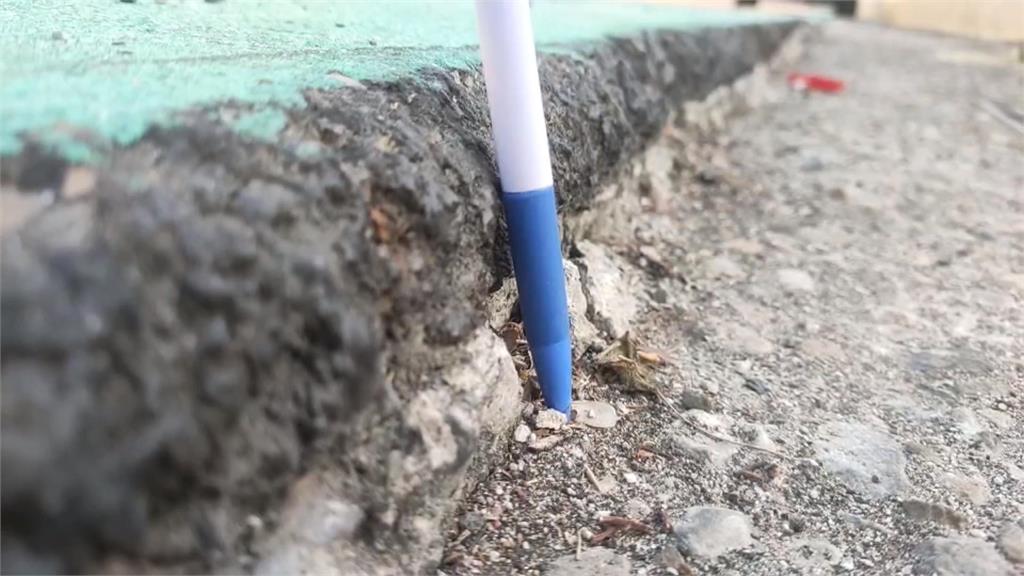 好痛！騎單車自摔　龍頭把手插入大腿　疑路面高低差釀禍