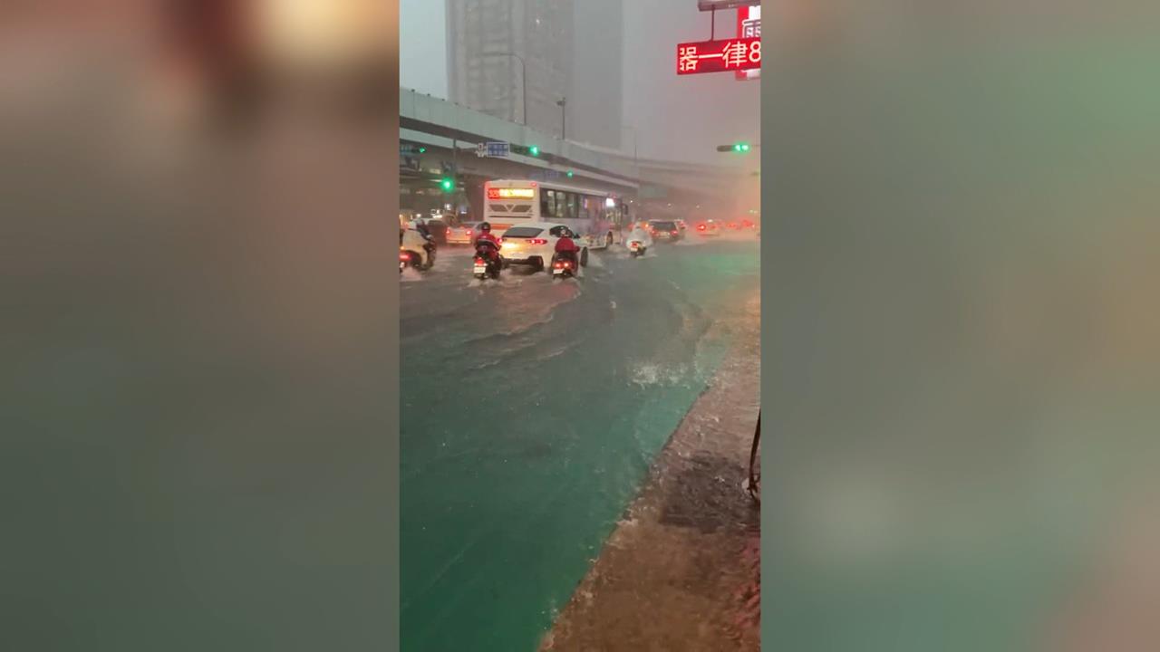 雷雨炸板橋！　華江橋機車道變滑水道　馬路慘淹水