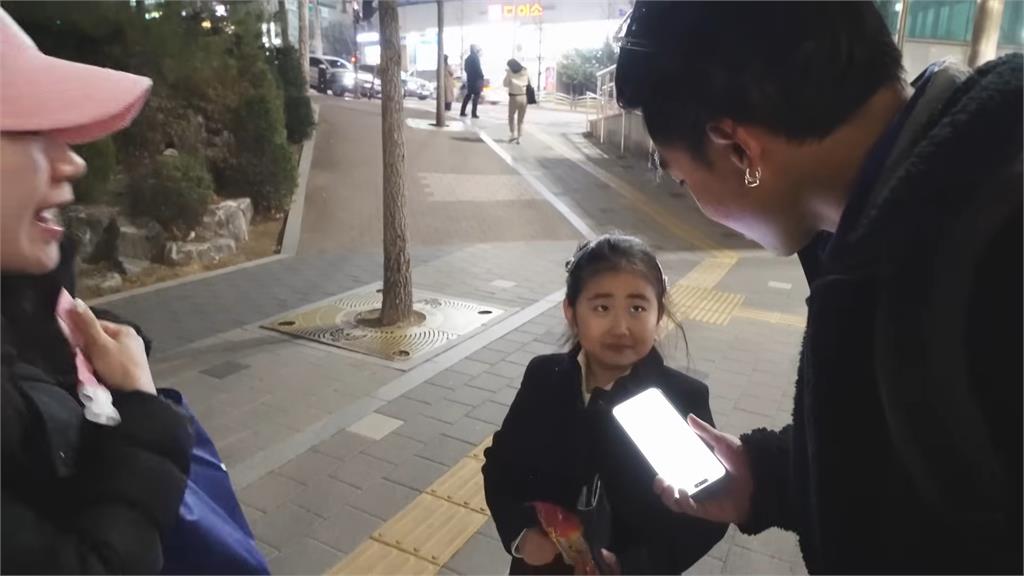 7歲南韓童被街訪秀超溜英文！媽媽堅持送美國深造　背後原因超感人
