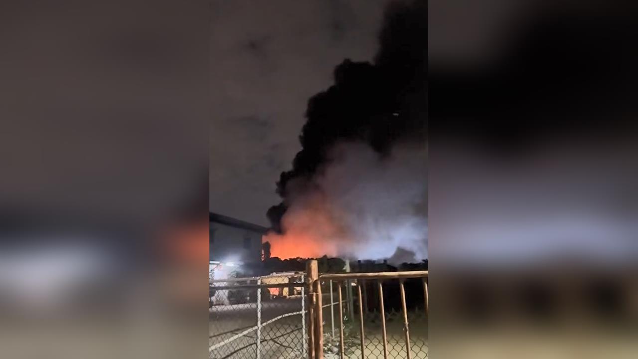 快新聞／暗夜大火！北市社子島回收廠陷火海　烈焰竄天畫面曝
