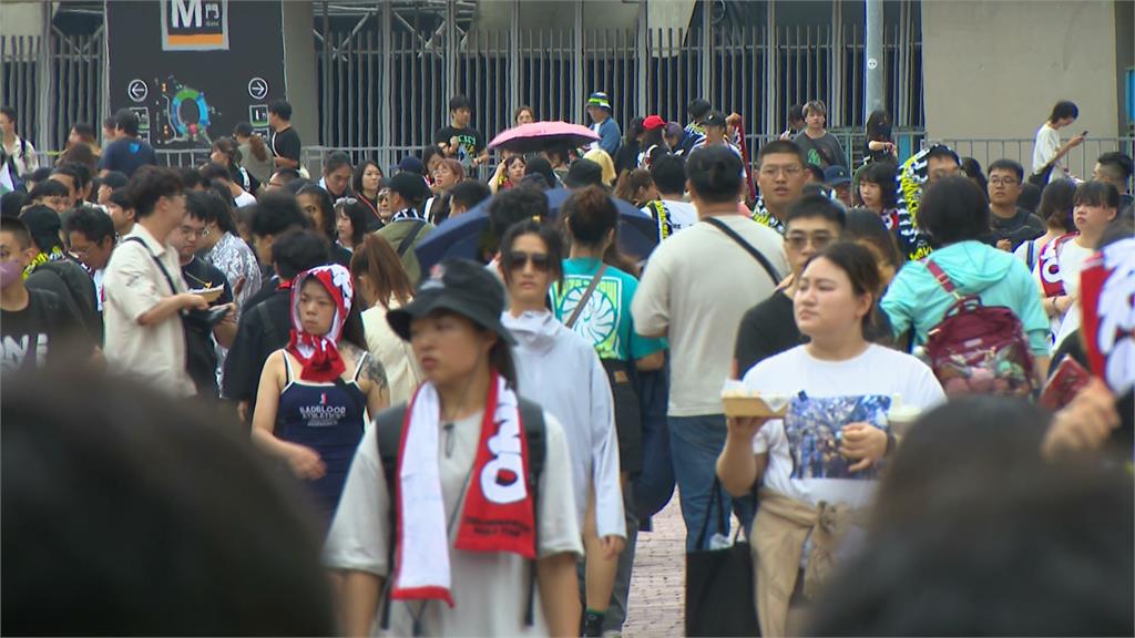 日本天團ONE OK ROCK高雄開唱　台日港粉絲不畏風雨力挺