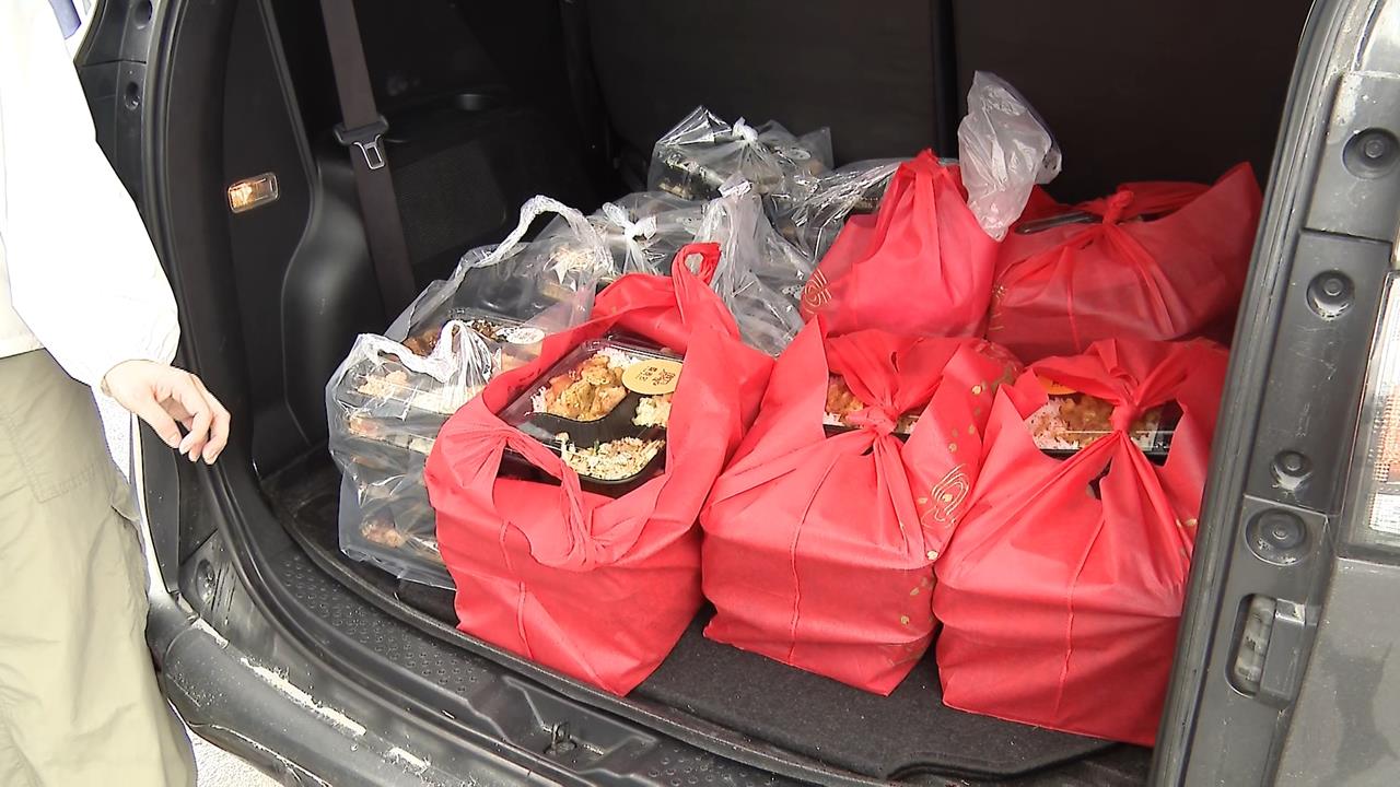 泥濘中送暖！民眾直奔光復送餐　連鎖餐飲集團也加入