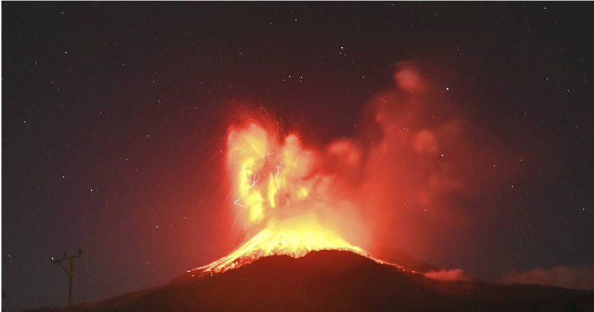 印尼勒沃托比火山再度劇烈噴發！火山灰衝上6公里　警戒升最高旅客航班全面受影響