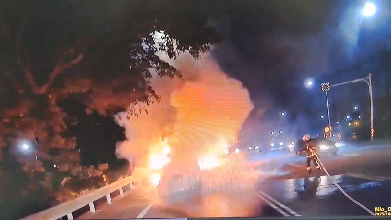 火燒車! 苗栗汽車遭烈焰吞噬 夫妻急逃生