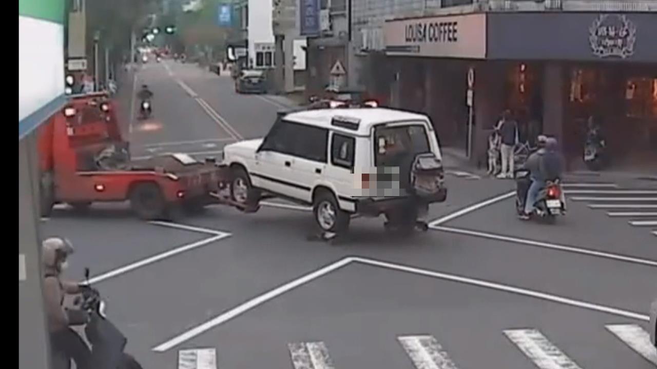 慘了！宜蘭拖吊車拖吊違規車輛「脫鉤」　名車撞護欄毀損