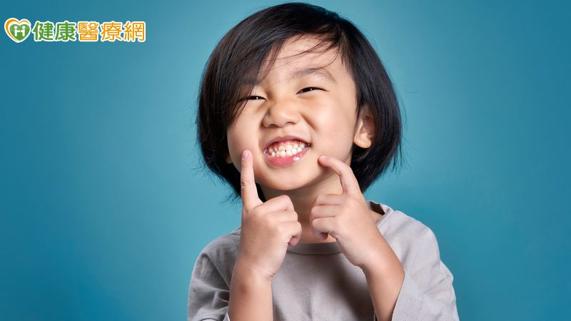 台灣很多孩子其實「多長一顆牙」爸媽卻不知道！醫：恐影響齒列與外觀