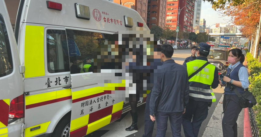 持剪刀上捷運!女車廂問路人「要不要剪頭髮」 遭警帶下車