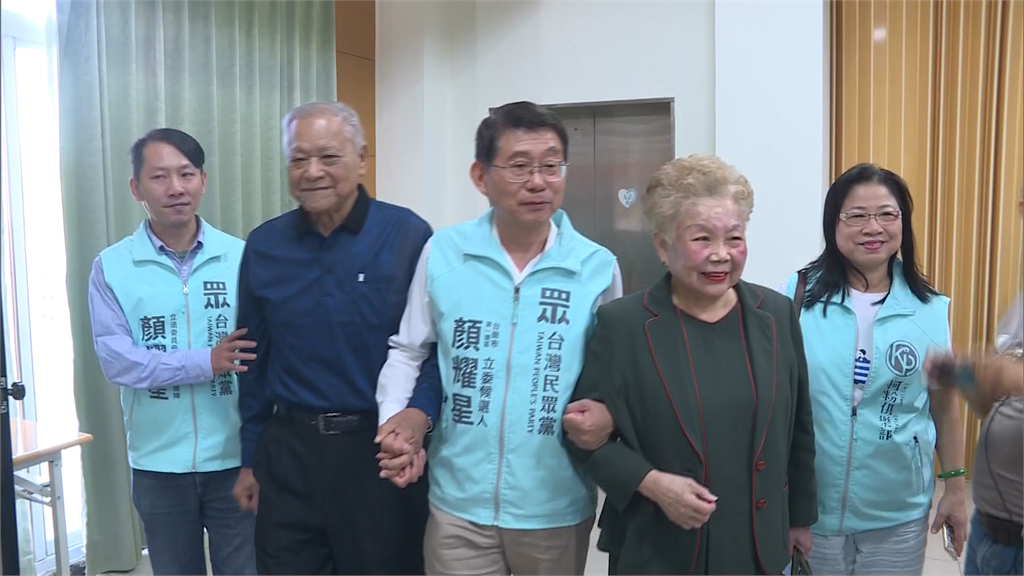 快新聞／柯文哲又出父母牌 柯爸柯媽陪顏耀星登記