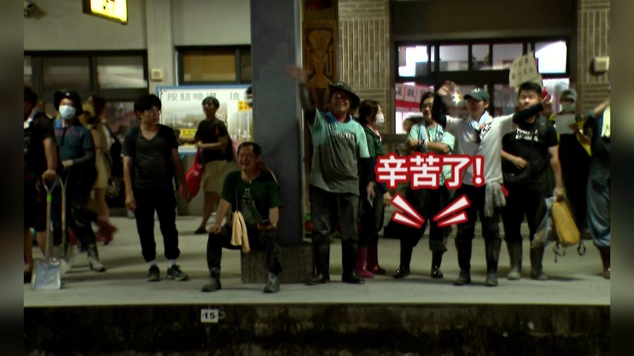 連假累積逾6萬人花蓮清淤　受災戶為鏟子超人洗雨鞋