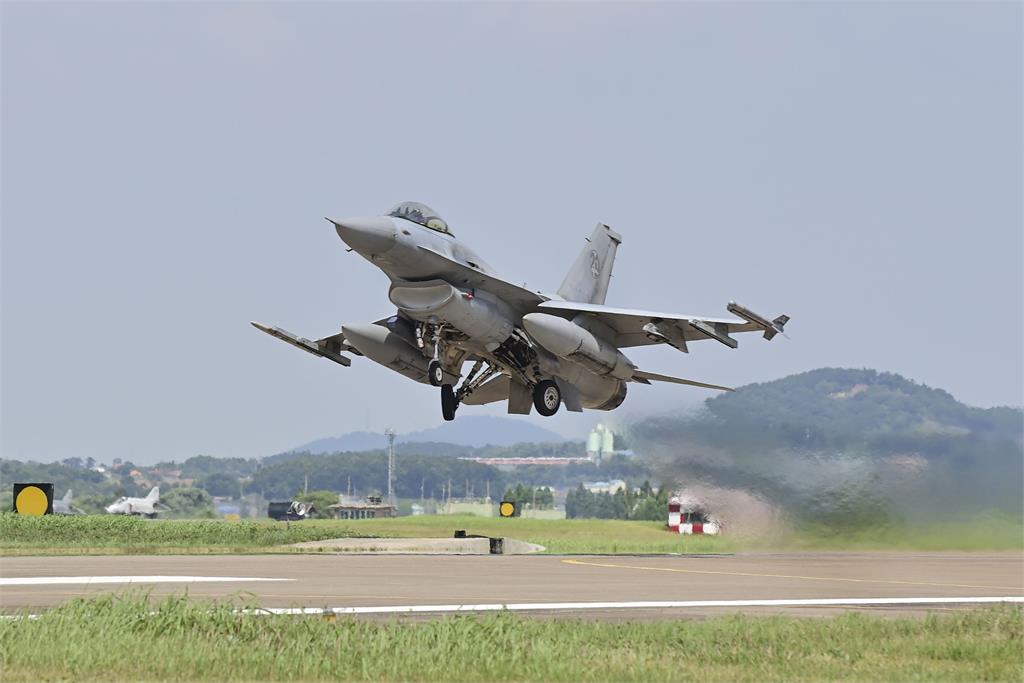 快新聞/南韓空軍KF-16戰機基地內墜毀! 飛行員成功逃生送醫