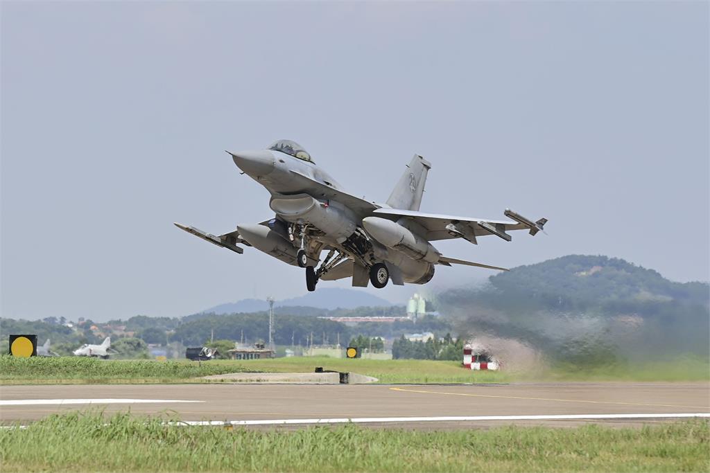 快新聞／南韓空軍KF-16戰機基地內墜毀！　飛行員成功逃生送醫