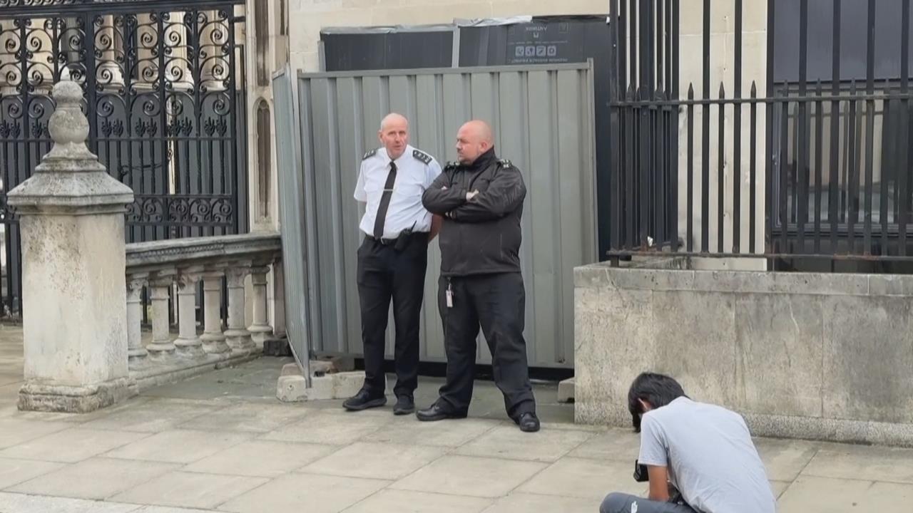 班克西新作現倫敦街頭！　諷英打壓挺巴抗議遭黑布遮住