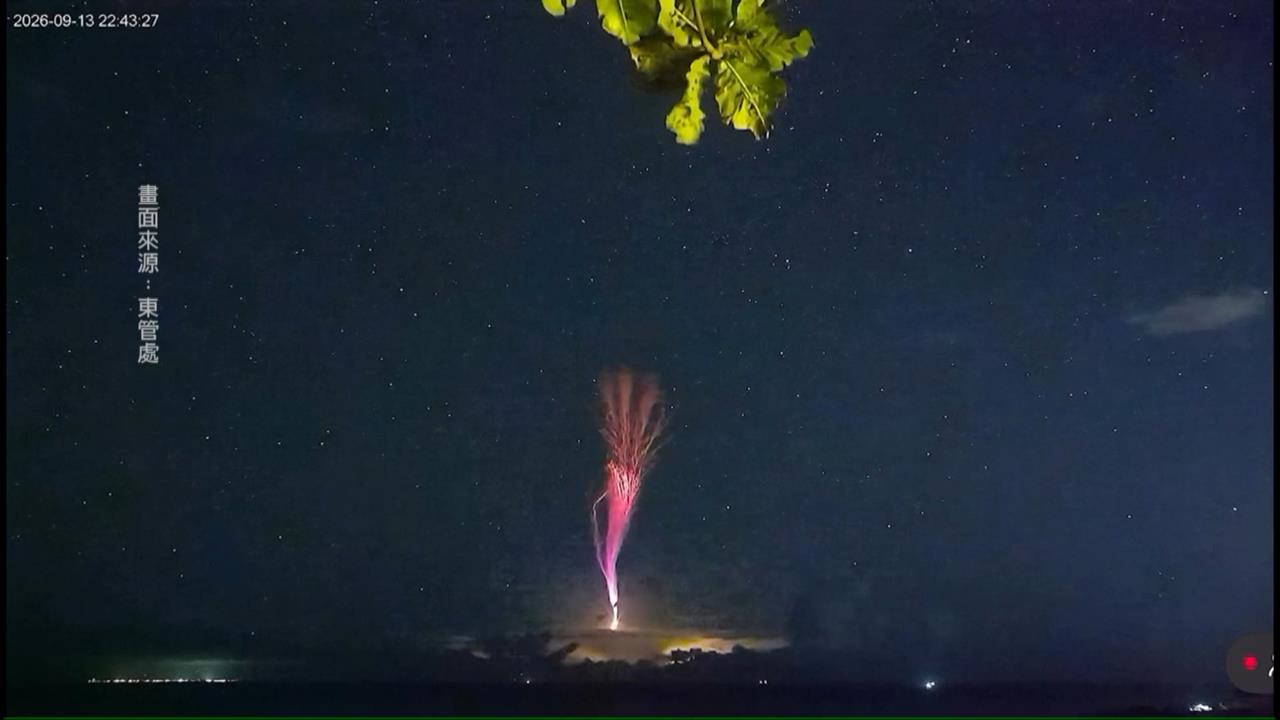 罕見「向上放電」現象如煙火　台東鏡頭君拍下紅色巨大噴流