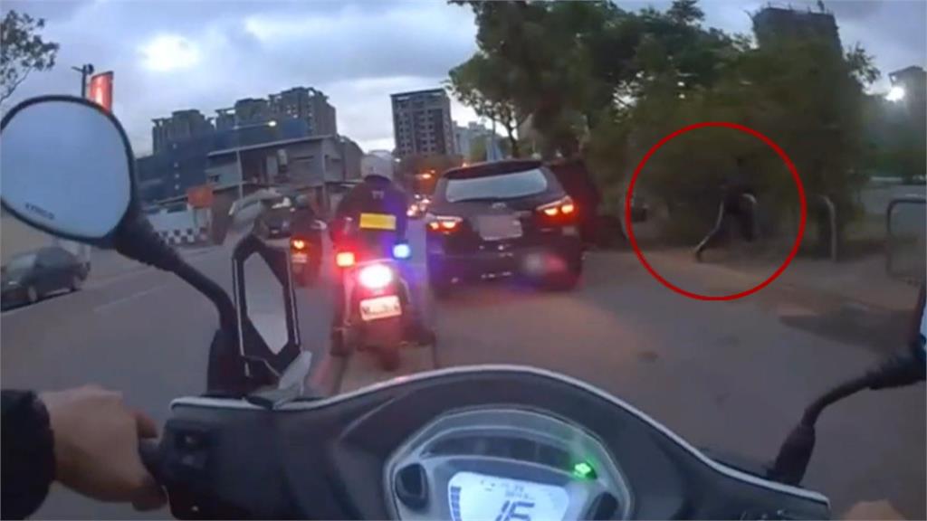 關門抓人！　失聯移工突闖進球場　球友助警逮人