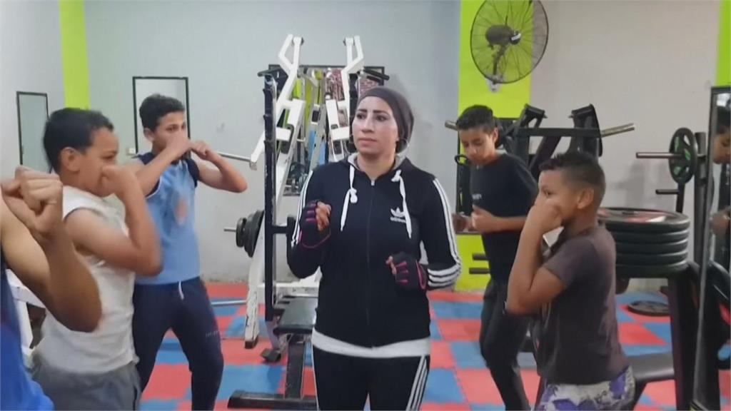雙拳打破性別刻板印象　埃及拳擊女教練授課