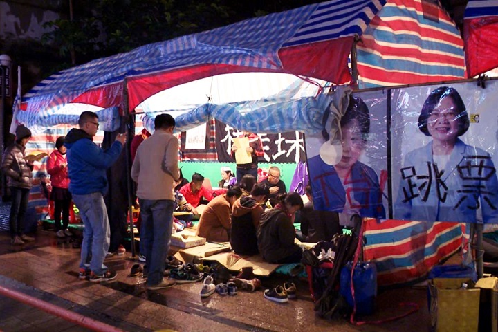 勞動部前絕食 勞團讀詩抗議一例休修法