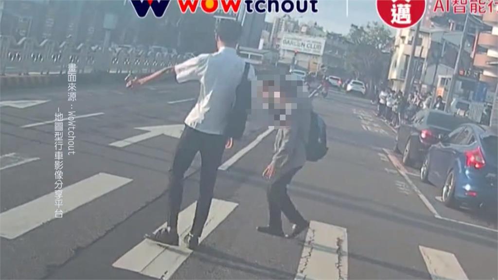 披著「制服」的英雄！　車多婦人不敢過　高一生霸氣肉身擋車