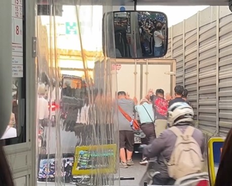快新聞／新北貨車沒油卡中山橋　公車乘客霸氣喊「開門」推車化解危機