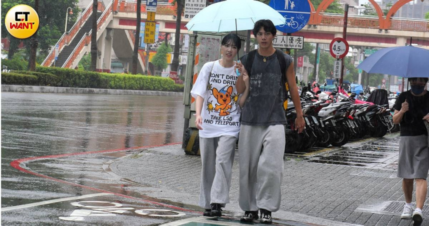娛樂報報／交往週年不降溫！各務孝太牽宋宋穿情侶褲緊靠撐傘　雨中約會畫面曝光