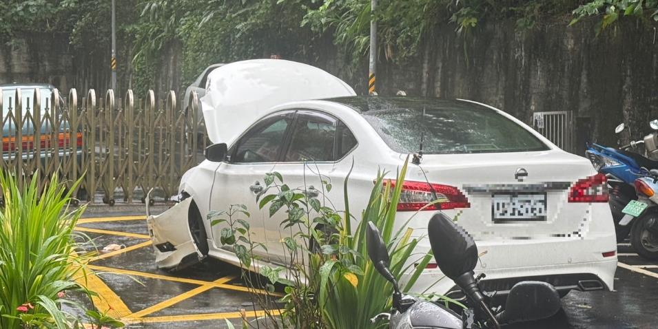 快新聞／內湖槍響！車手、收水手拒檢駕車衝撞　警轟11槍追捕車手2員受傷送醫