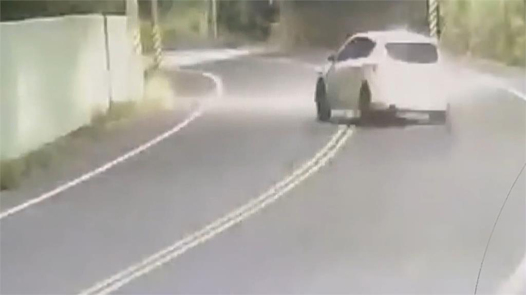 轎車過彎甩尾撞電桿！一乘客被夾在車內「斷腿」