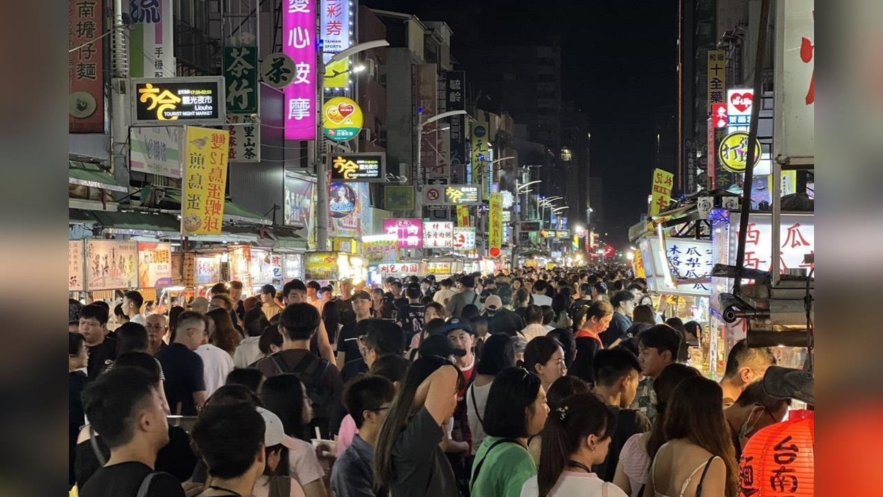快新聞／高雄人好幸福！粉色風暴襲捲夜市　攤商發大財、觀光產值至少3億