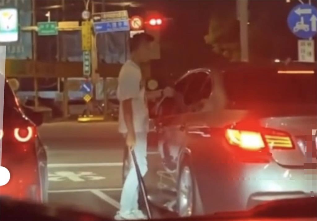 八德街頭疑行車糾紛　白衣男持球棒警告