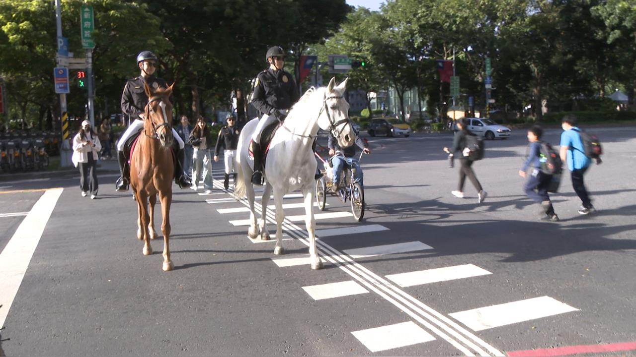 馬年到！新北騎警隊再次爆紅　帥氣形象引民眾搶拍