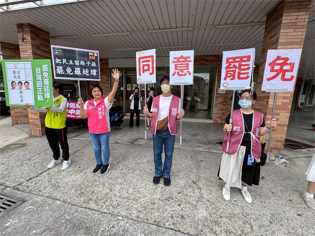 快新聞/全力挺罷團!幫掃街還出資掛看板 議員籲:罷免羅廷瑋台灣回正軌