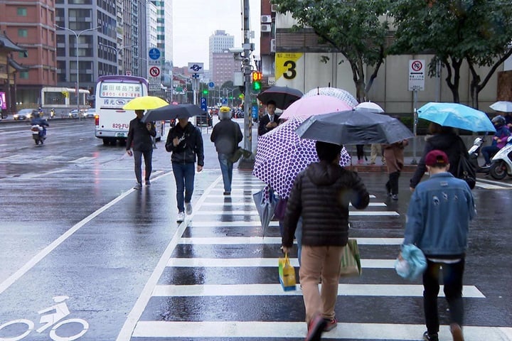 今起濕涼3天！林嘉愷曝這天起回暖　週末迎冷氣團「過年前大降溫」