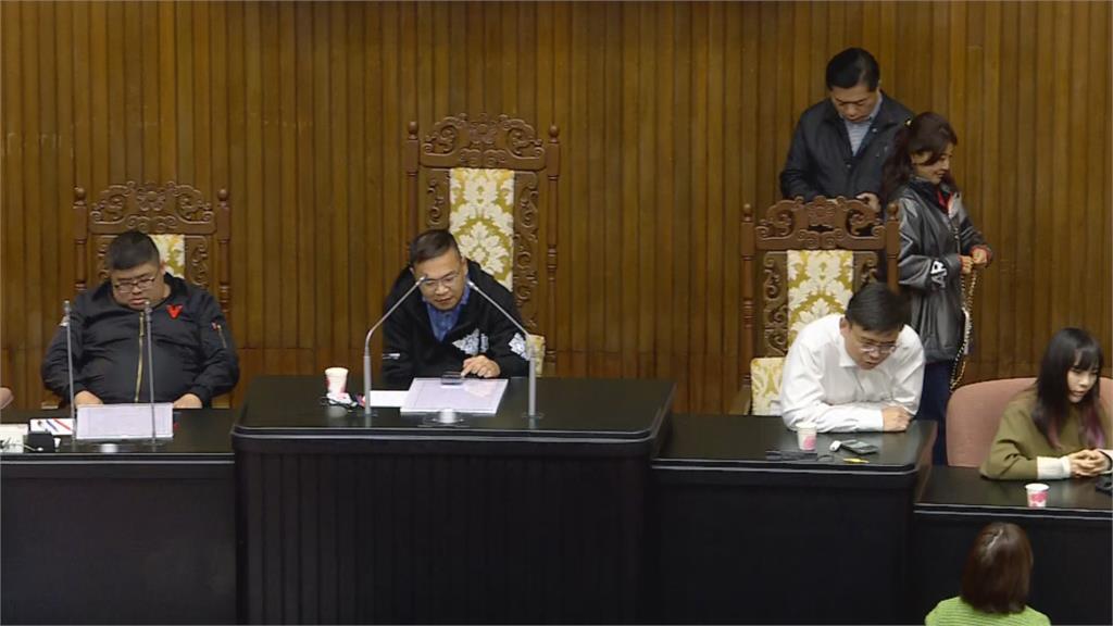 快新聞／嚴防藍白明強闖《選罷法》修正草案　綠委今晚提前進入立院守候