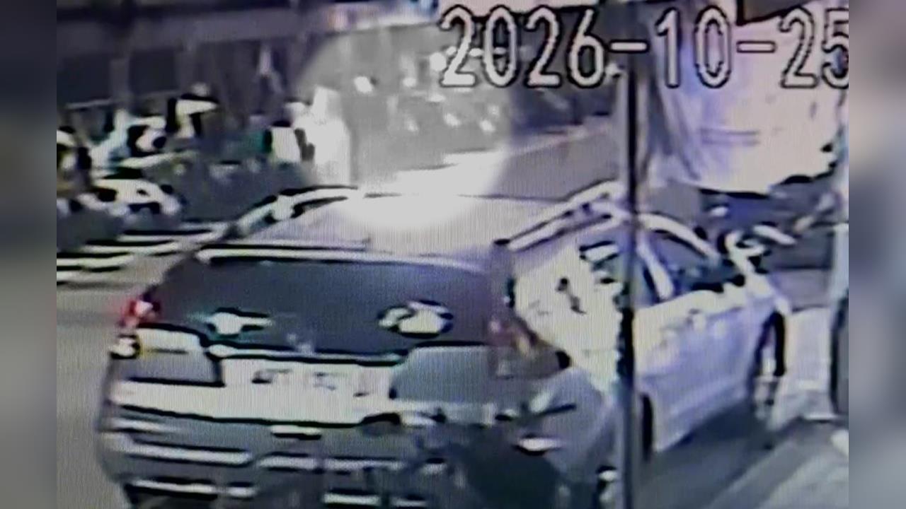前女友另結新歡 心有不甘? 男子持刀追砍情敵 雙雙掛彩濺血