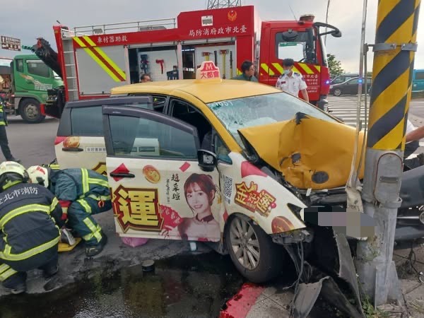 快新聞／最新！台北兒童新樂園外嚴重車禍　駕駛意識不清、乘客右腳變形