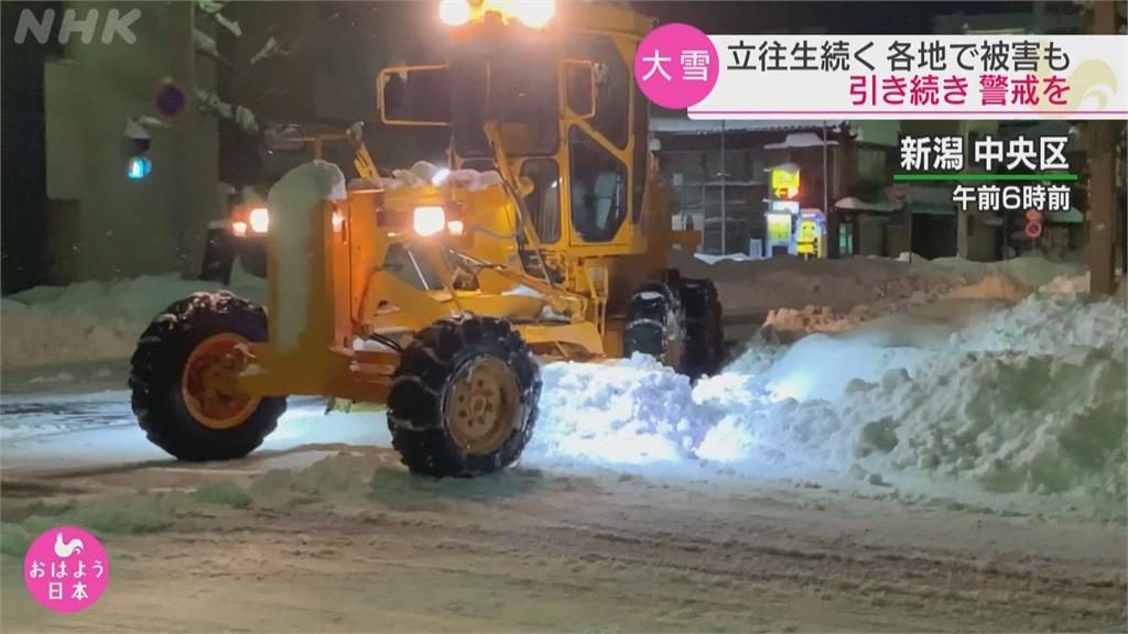 日本海沿岸連日大雪 多處高速公路傳受困