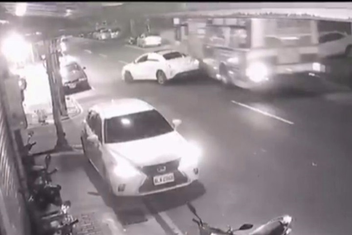 開車不看路 賓士車失控連環撞
