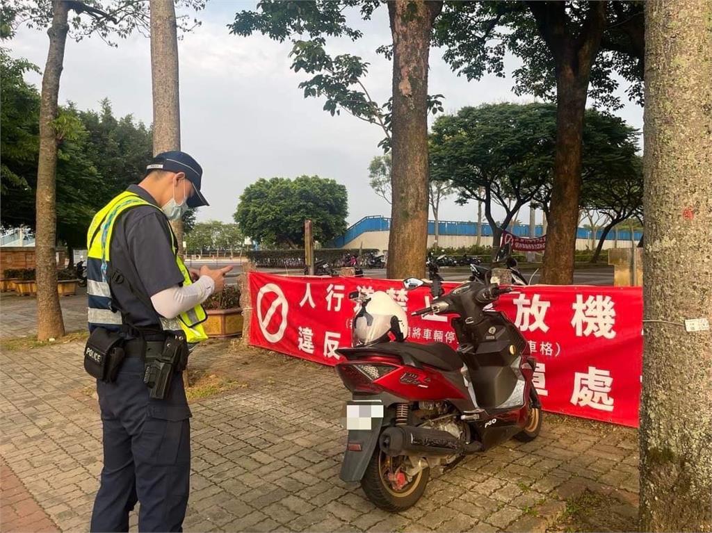 機車騎士無視紅布條「這句話」 龍潭警當場開罰