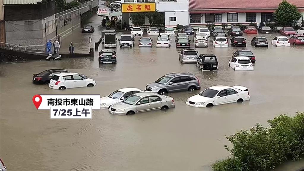 南投貓羅溪暴漲！　民眾車內睡到一半「水淹進車」