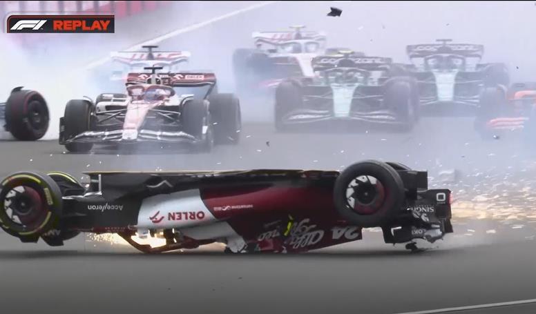 F1嚴重車禍 中國車手遭撞飛翻滾車全毀