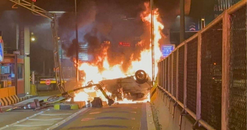 「一秒打盹」釀火海!曼谷男子打瞌睡撞翻車 收費站燒毀畫面曝