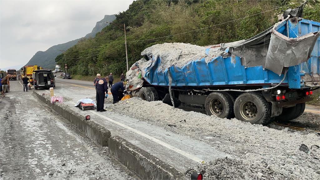 快新聞／新北貢寮台2線砂石車對撞車頭全毀　駕駛頭顱破裂不治身亡