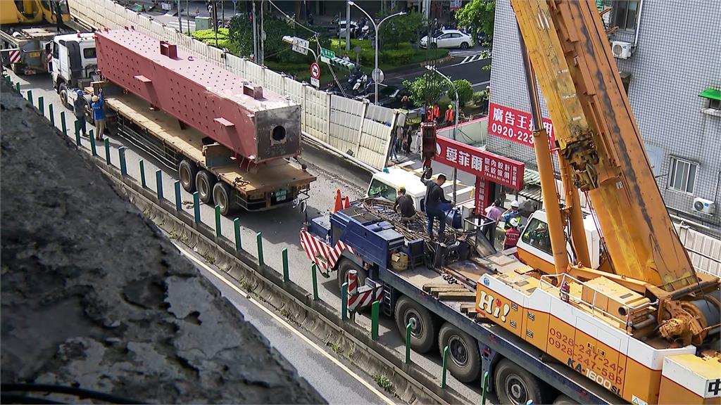 快新聞／超載鋼梁翻落砸壞高架橋　司機移送新北檢複訊結果出爐