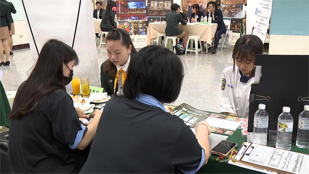 高雄餐旅大學企業徵才活動　航空、餐飲、旅遊業開出上千職缺